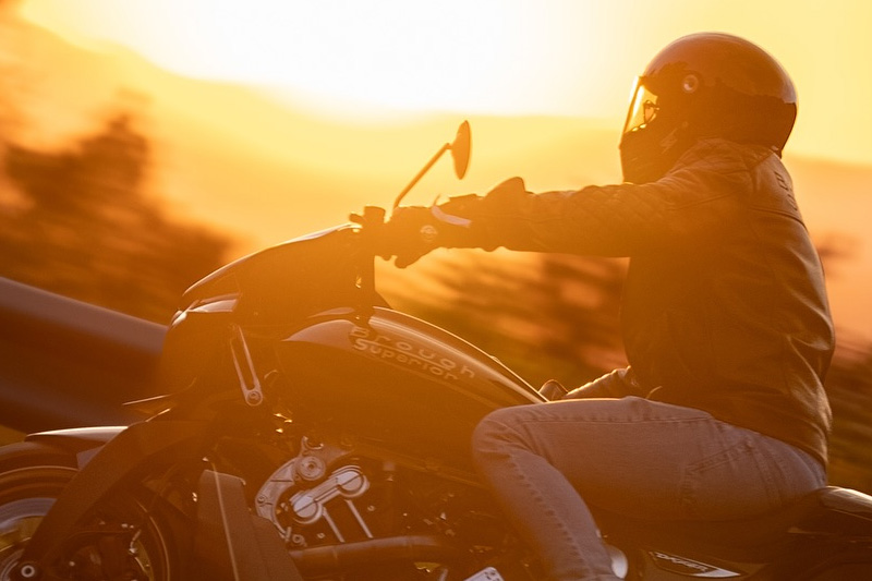 Brough Superior | ブラフシューペリア : ダガー。チタンやカーボンを惜しみなく用い、鋭利な美しさと圧倒的な走行性能を宿した唯一無二のスポーツモデル。