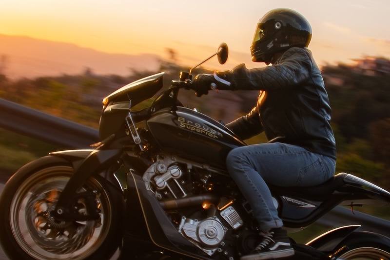 Brough Superior | ブラフシューペリア : ダガー。チタンやカーボンを惜しみなく用い、鋭利な美しさと圧倒的な走行性能を宿した唯一無二のスポーツモデル。