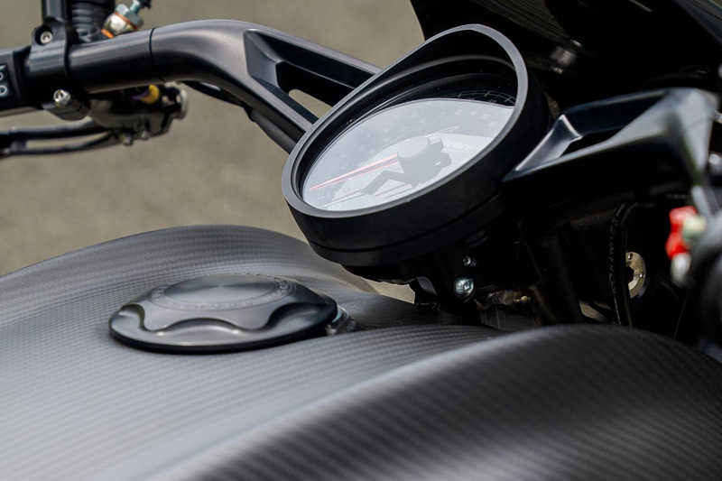 Brough Superior | ブラフシューペリア : ダガー。チタンやカーボンを惜しみなく用い、鋭利な美しさと圧倒的な走行性能を宿した唯一無二のスポーツモデル。