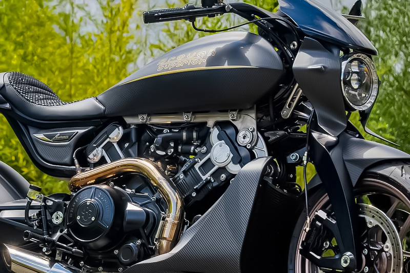 Brough Superior | ブラフシューペリア : ダガー。チタンやカーボンを惜しみなく用い、鋭利な美しさと圧倒的な走行性能を宿した唯一無二のスポーツモデル。