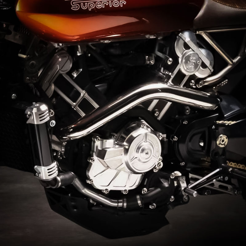 Brough Superior | ブラフシューペリア : ネフド。ネフド砂漠を想起させる印象的なカラーと造形を纏い、優美さと全地形対応の走破性を兼ね備えた特別仕様モデル。