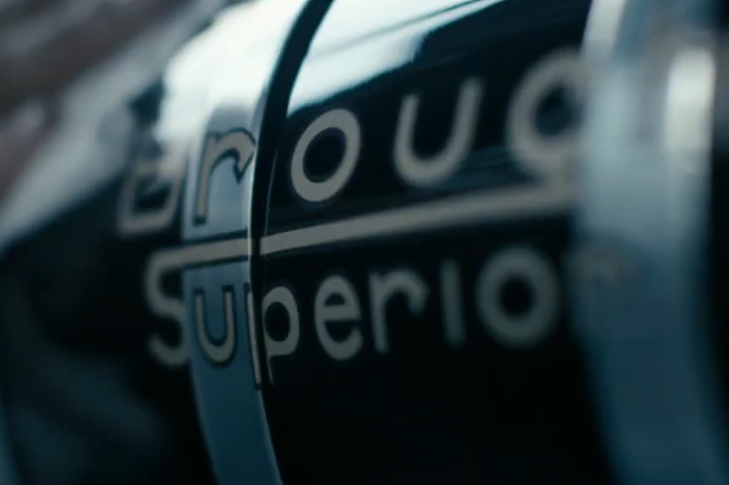 Brough Superior | ブラフシューペリア : ファクトリー。熟練の職人が情熱と誇りを注ぎ、一台ごとに丹念に仕上げる工房。伝統技巧と最新技術が融合する創造の現場。