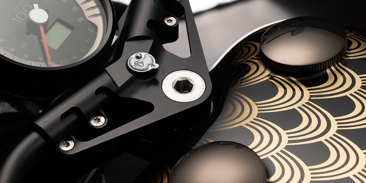 Brough Superior | ブラフシューペリア : アニバーサリー ゴールデン ドリーム。黄金の夢を冠した華やかで希少な特別モデルであり、ブランドの芸術性を象徴する一台。
