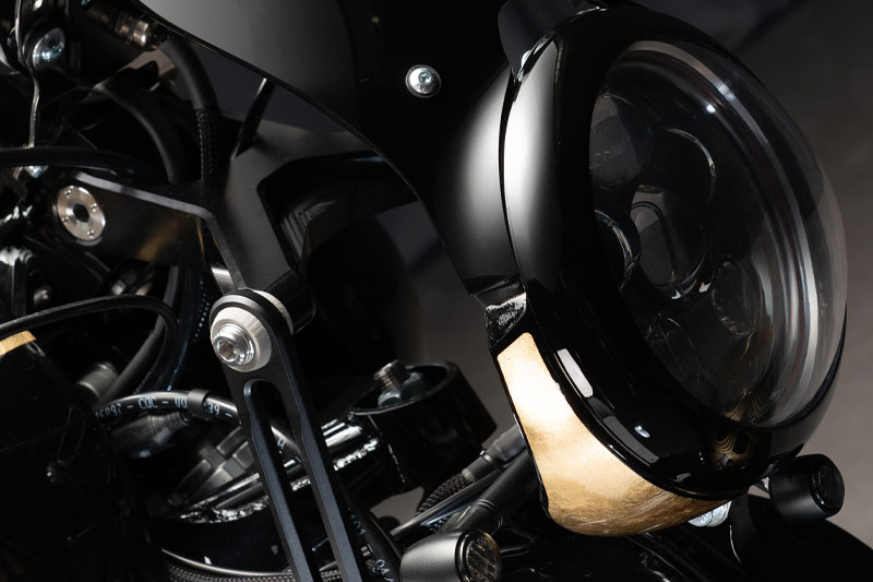 Brough Superior | ブラフシューペリア : アニバーサリー ゴールデン ドリーム。黄金の夢を冠した華やかで希少な特別モデルであり、ブランドの芸術性を象徴する一台。