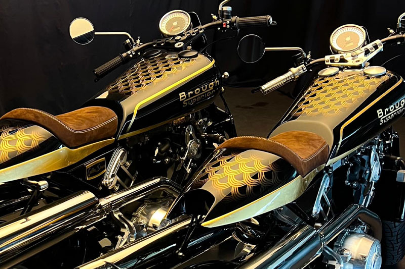 Brough Superior | ブラフシューペリア : アニバーサリー ゴールデン ドリーム。黄金の夢を冠した華やかで希少な特別モデルであり、ブランドの芸術性を象徴する一台。