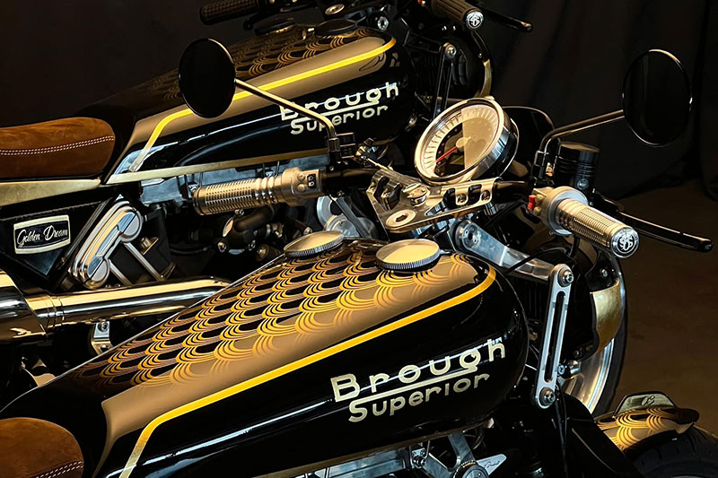 Brough Superior | ブラフシューペリア : アニバーサリー ゴールデン ドリーム。黄金の夢を冠した華やかで希少な特別モデルであり、ブランドの芸術性を象徴する一台。