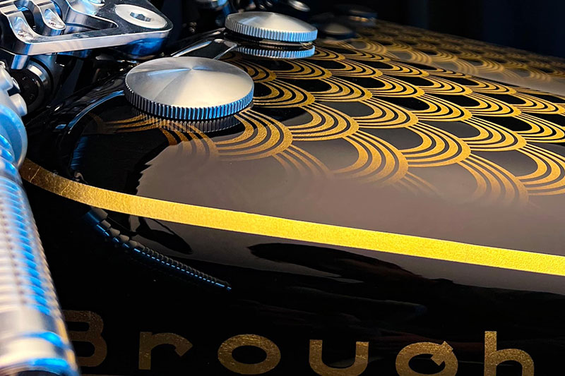 Brough Superior | ブラフシューペリア : アニバーサリー ゴールデン ドリーム。黄金の夢を冠した華やかで希少な特別モデルであり、ブランドの芸術性を象徴する一台。