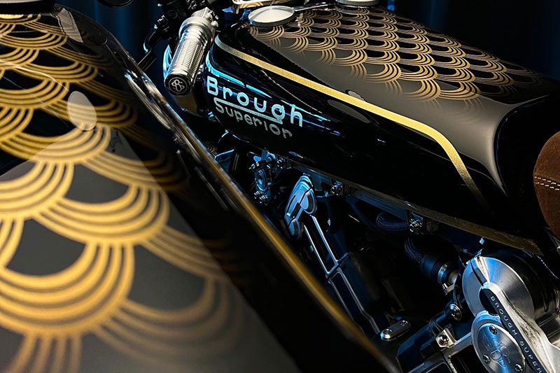 Brough Superior | ブラフシューペリア : アニバーサリー ゴールデン ドリーム。黄金の夢を冠した華やかで希少な特別モデルであり、ブランドの芸術性を象徴する一台。
