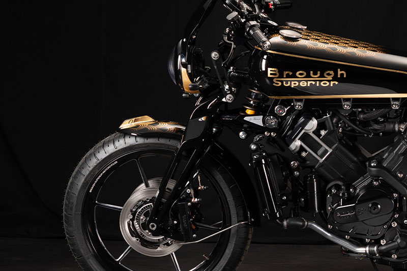 Brough Superior | ブラフシューペリア : アニバーサリー ゴールデン ドリーム。黄金の夢を冠した華やかで希少な特別モデルであり、ブランドの芸術性を象徴する一台。