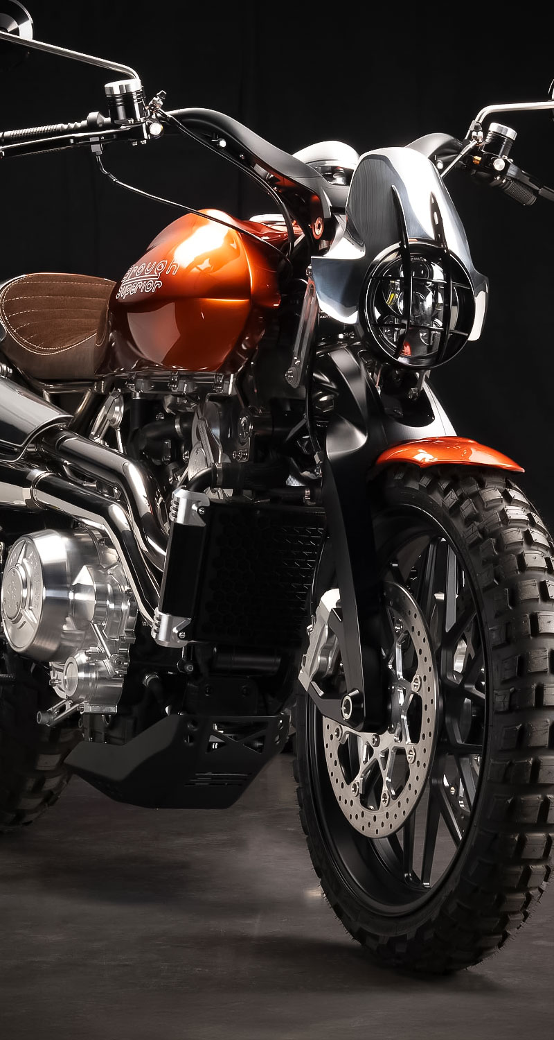 Brough Superior | ブラフシューペリア : ネフド。ネフド砂漠を想起させる印象的なカラーと造形を纏い、優美さと全地形対応の走破性を兼ね備えた特別仕様モデル。