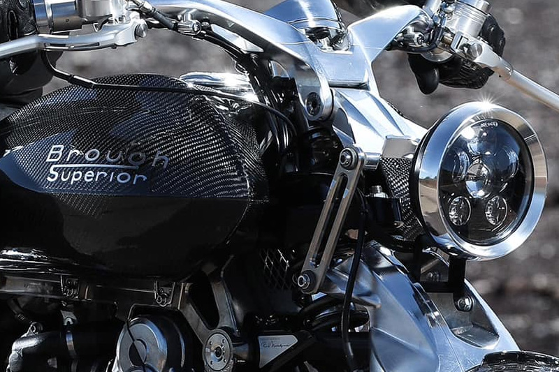 Brough Superior | ブラフシューペリア : 冒険家T.E.ロレンスの精神を受け継ぐ「ブラフシューペリア ロレンス」。188台限定で生み出された珠玉のモデルが、流麗な造形と卓越した性能を誇る。