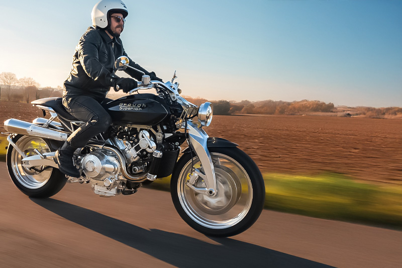 Brough Superior | ブラフシューペリア : 冒険家T.E.ロレンスの精神を受け継ぐ「ブラフシューペリア ロレンス」。188台限定で生み出された珠玉のモデルが、流麗な造形と卓越した性能を誇る。