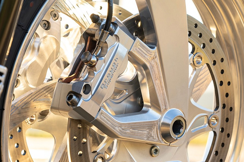 Brough Superior | ブラフシューペリア : 冒険家T.E.ロレンスの精神を受け継ぐ「ブラフシューペリア ロレンス」。188台限定で生み出された珠玉のモデルが、流麗な造形と卓越した性能を誇る。