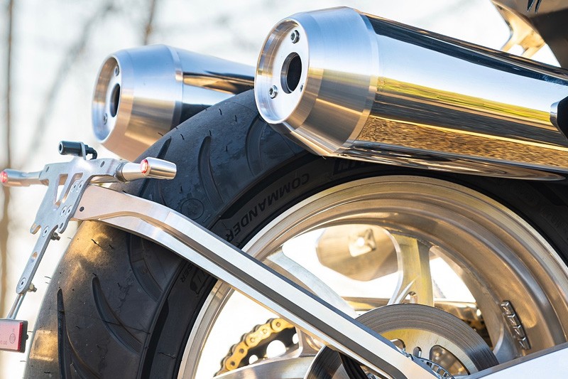 Brough Superior | ブラフシューペリア : 冒険家T.E.ロレンスの精神を受け継ぐ「ブラフシューペリア ロレンス」。188台限定で生み出された珠玉のモデルが、流麗な造形と卓越した性能を誇る。