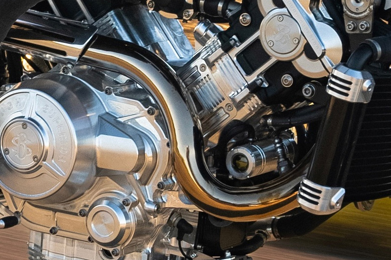 Brough Superior | ブラフシューペリア : 冒険家T.E.ロレンスの精神を受け継ぐ「ブラフシューペリア ロレンス」。188台限定で生み出された珠玉のモデルが、流麗な造形と卓越した性能を誇る。