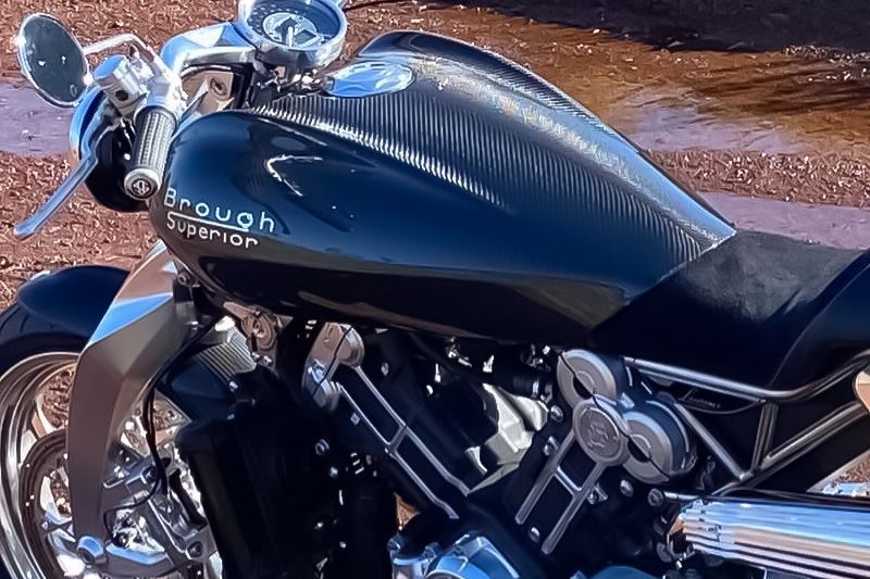 Brough Superior | ブラフシューペリア : 冒険家T.E.ロレンスの精神を受け継ぐ「ブラフシューペリア ロレンス」。188台限定で生み出された珠玉のモデルが、流麗な造形と卓越した性能を誇る。