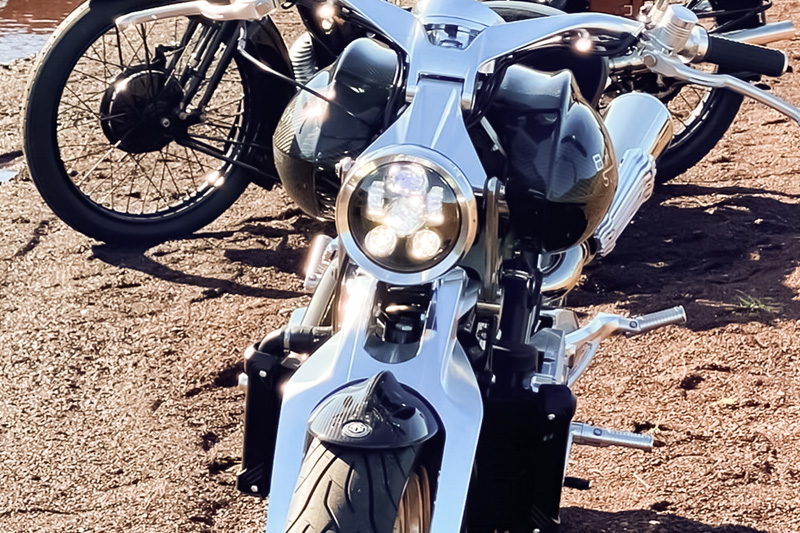Brough Superior | ブラフシューペリア : 冒険家T.E.ロレンスの精神を受け継ぐ「ブラフシューペリア ロレンス」。188台限定で生み出された珠玉のモデルが、流麗な造形と卓越した性能を誇る。