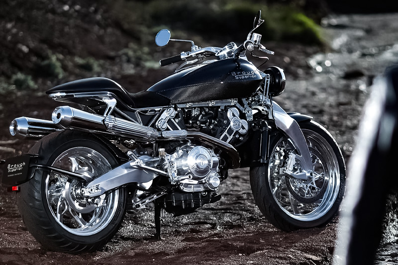 Brough Superior | ブラフシューペリア : 冒険家T.E.ロレンスの精神を受け継ぐ「ブラフシューペリア ロレンス」。188台限定で生み出された珠玉のモデルが、流麗な造形と卓越した性能を誇る。