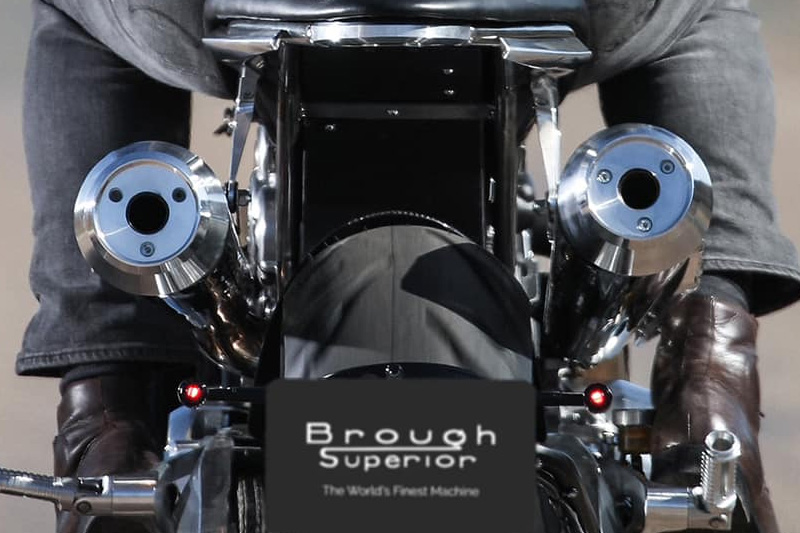 Brough Superior | ブラフシューペリア : 冒険家T.E.ロレンスの精神を受け継ぐ「ブラフシューペリア ロレンス」。188台限定で生み出された珠玉のモデルが、流麗な造形と卓越した性能を誇る。