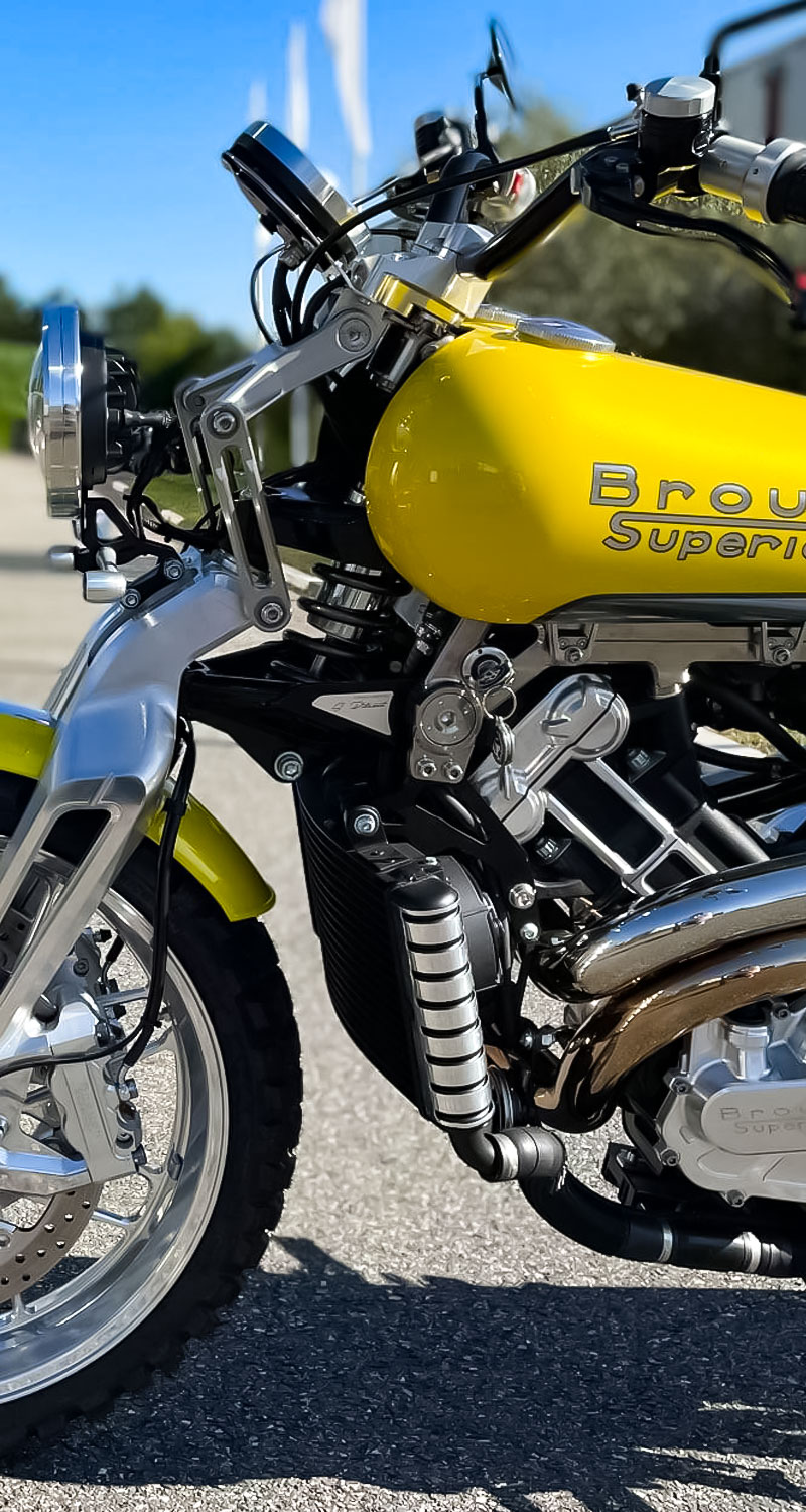 Brough Superior | ブラフシューペリア : ペンディン ディクソン。革新者フレディ ディクソンの精神を受け継ぎ、ペンディンの伝説を現代に甦らせた特別なモデル。