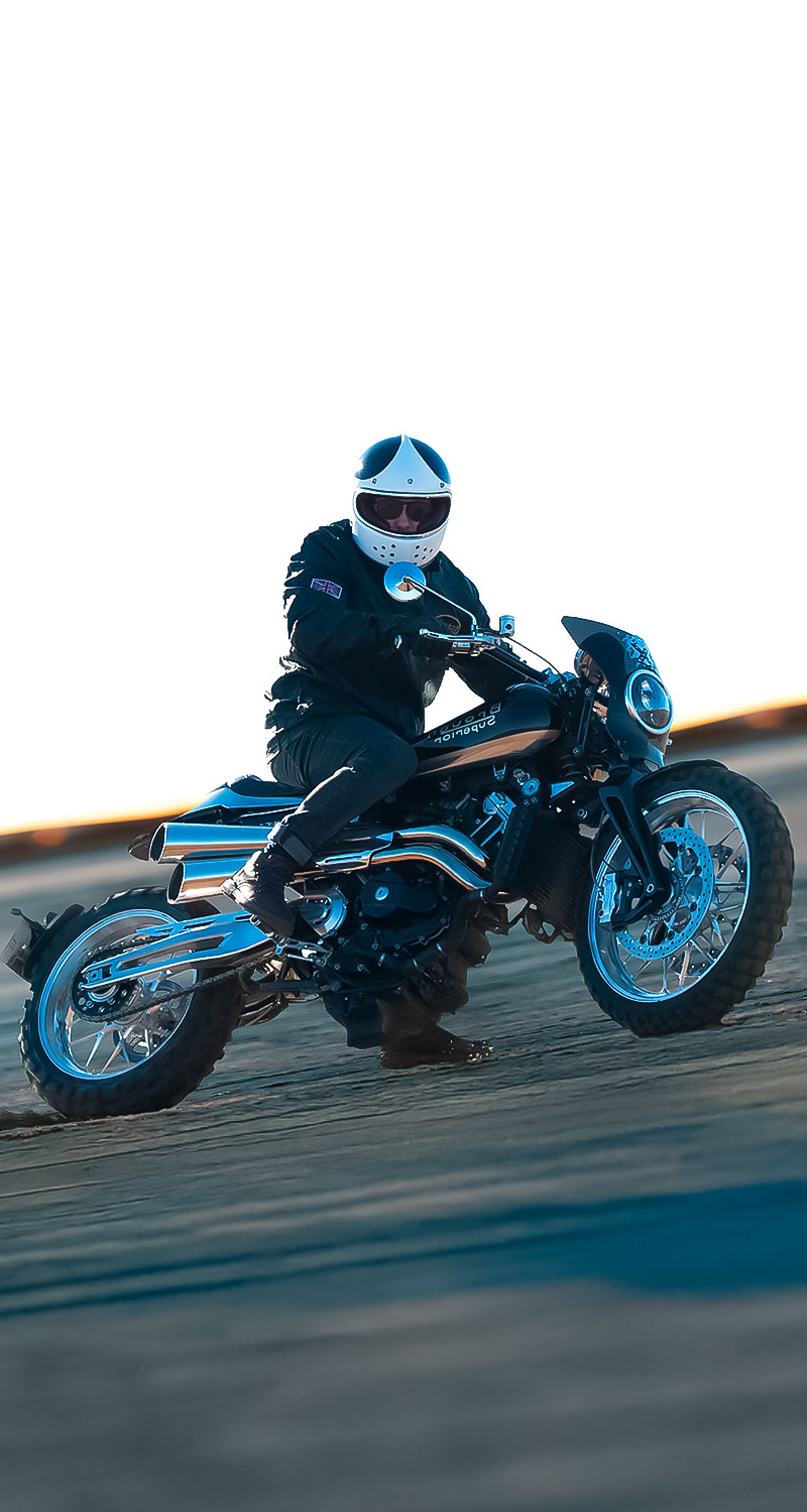Brough Superior | ブラフシューペリア : ペンディン サンドレーサー。伝説のスピードレースの名を冠し、オフロード性能とエレガンスを融合させた特別なモデル。