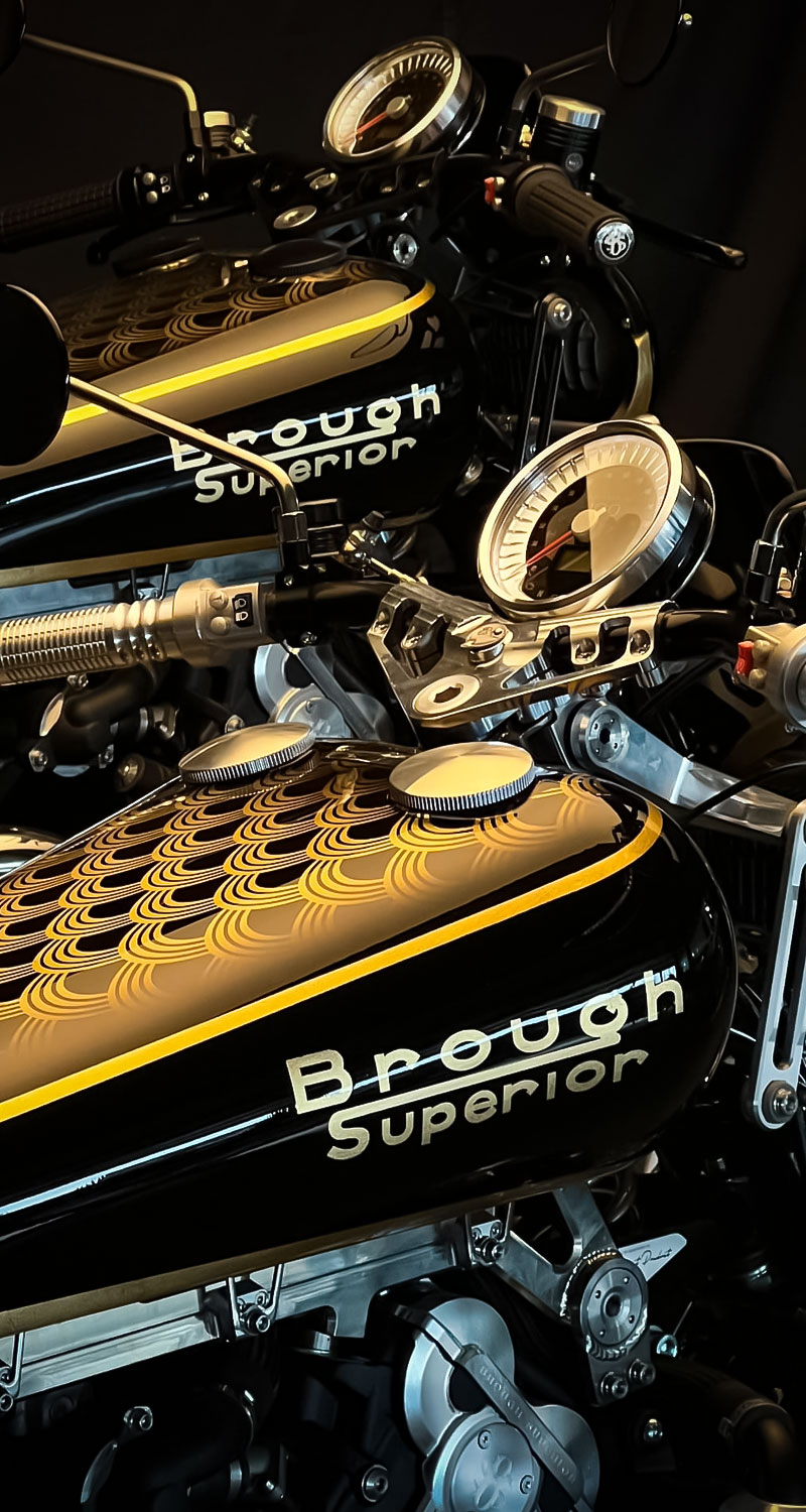 Brough Superior | ブラフシューペリア : アニバーサリー ゴールデン ドリーム。黄金の夢を冠した華やかで希少な特別モデルであり、ブランドの芸術性を象徴する一台。