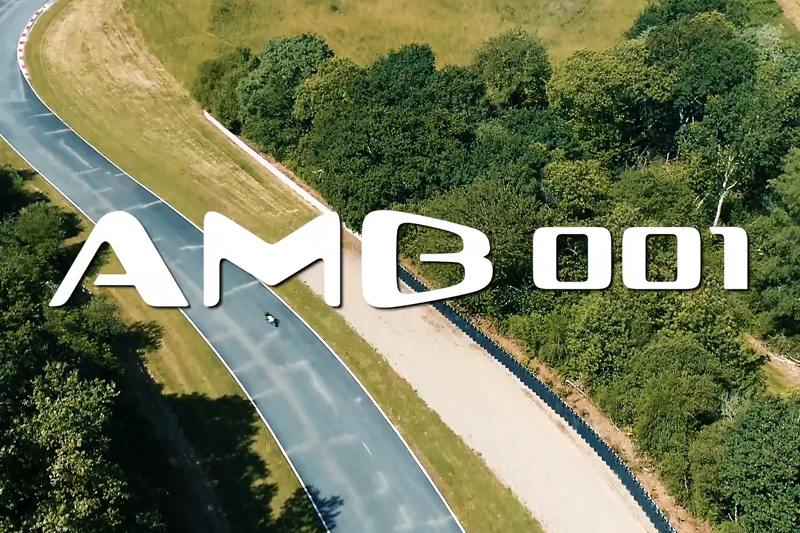 Brough Superior | ブラフシューペリア : AMB 001。英国の名門アストンマーティンとの共演から生まれた限定モデル。ターボ搭載Vツインとカーボンボディが極限の機能美を体現する。