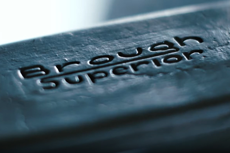 Brough Superior | ブラフシューペリア : AMB 001。英国の名門アストンマーティンとの共演から生まれた限定モデル。ターボ搭載Vツインとカーボンボディが極限の機能美を体現する。