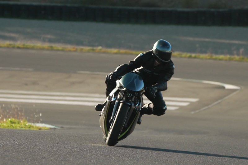 Brough Superior | ブラフシューペリア : AMB 001。英国の名門アストンマーティンとの共演から生まれた限定モデル。ターボ搭載Vツインとカーボンボディが極限の機能美を体現する。