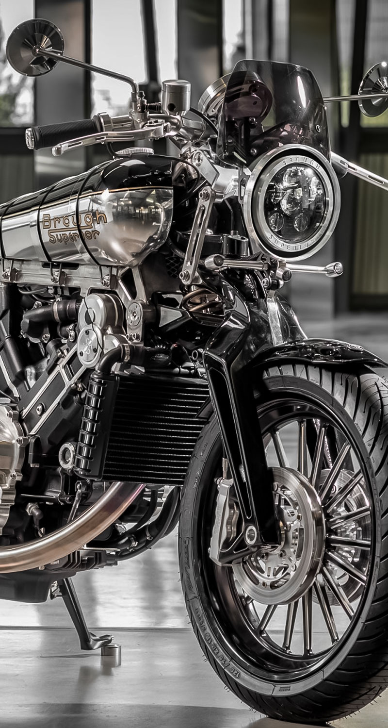 Brough Superior | ブラフシューペリア : S.S.100 バート ル バック。最速の男へのオマージュとして誕生。伝説の速度記録を継承し、速さの美学とクラフトが結晶した特別な一台。