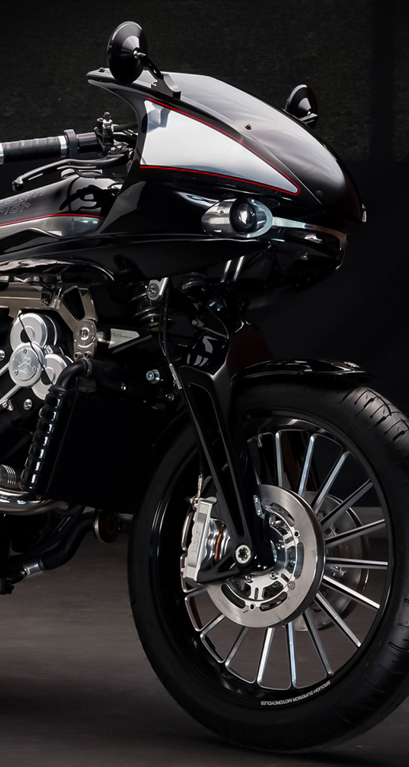 Brough Superior | ブラフシューペリア : S.S.100 ソルトレーサー。ボンネビル・ソルトフラッツのために生まれた空力特化型モデルであり、純粋なるスピード追求の結晶。