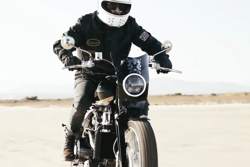 Brough Superior | ブラフシューペリア : ペンディン サンドレーサー。伝説のスピードレースの名を冠し、オフロード性能とエレガンスを融合させた特別なモデル。