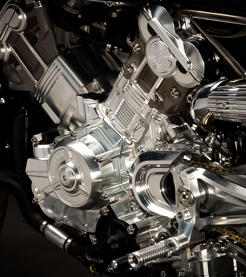 Brough Superior | ブラフシューペリア : アルティメット。100周年を記念して19台のみ製作された究極の象徴。伝統と革新が結晶したコレクターズアイテム。