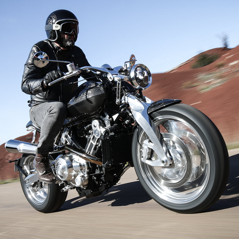 Brough Superior | ブラフシューペリア : 冒険家T.E.ロレンスの精神を受け継ぐ「ブラフシューペリア ロレンス」。188台限定で生み出された珠玉のモデルが、流麗な造形と卓越した性能を誇る。