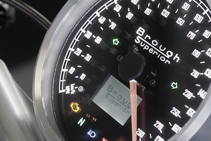 Brough Superior | ブラフシューペリア : ファクトリー。熟練の職人が情熱と誇りを注ぎ、一台ごとに丹念に仕上げる工房。伝統技巧と最新技術が融合する創造の現場。