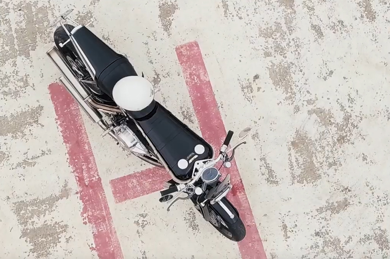 Brough Superior | ブラフシューペリア : ファクトリー。熟練の職人が情熱と誇りを注ぎ、一台ごとに丹念に仕上げる工房。伝統技巧と最新技術が融合する創造の現場。