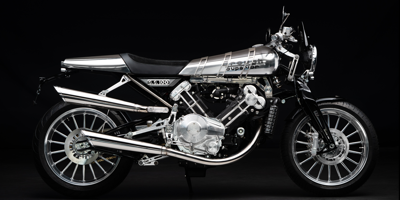 Brough Superior | ブラフシューペリア : S.S.100 バート ル バック。最速の男へのオマージュとして誕生。伝説の速度記録を継承し、速さの美学とクラフトが結晶した特別な一台。