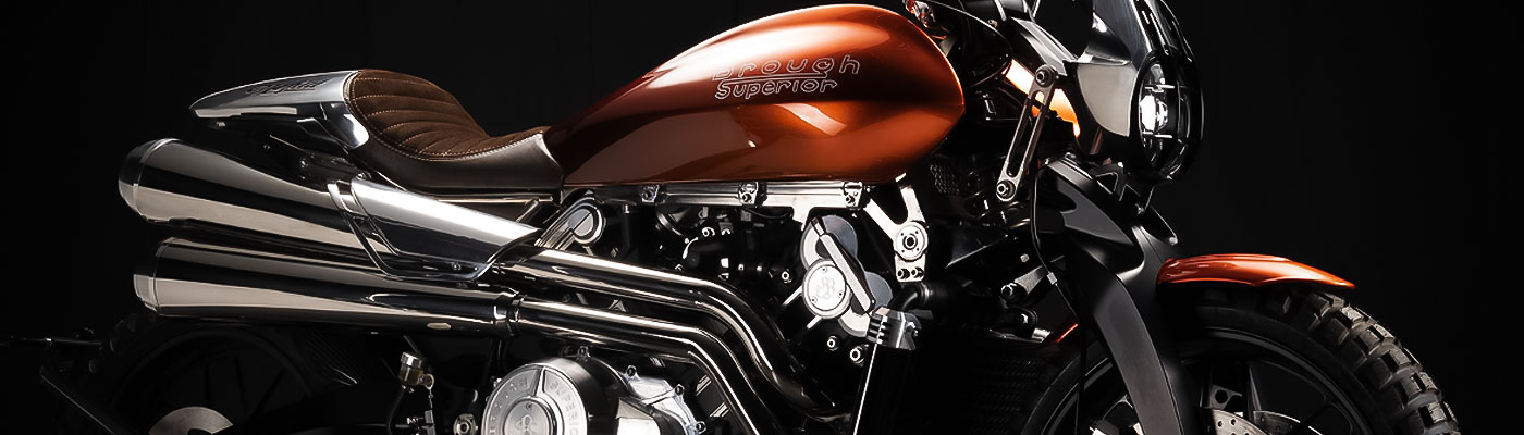 Brough Superior | ブラフシューペリア : ネフド。ネフド砂漠を想起させる印象的なカラーと造形を纏い、優美さと全地形対応の走破性を兼ね備えた特別仕様モデル。