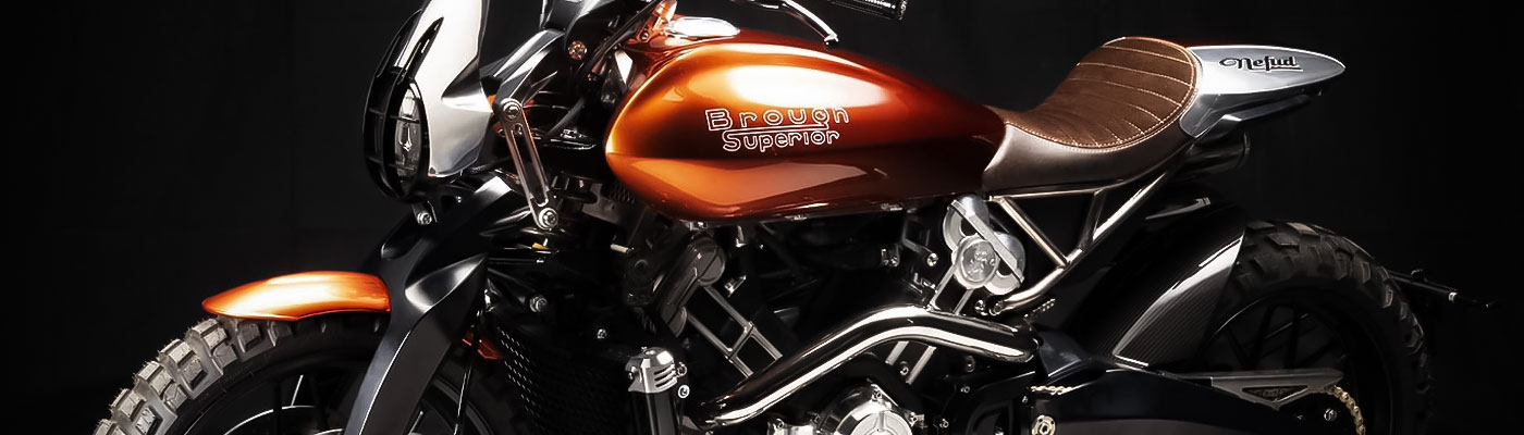 Brough Superior | ブラフシューペリア : ネフド。ネフド砂漠を想起させる印象的なカラーと造形を纏い、優美さと全地形対応の走破性を兼ね備えた特別仕様モデル。