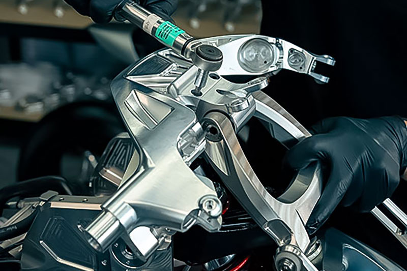 Brough Superior | ブラフシューペリア : 世界屈指の高級時計ブランド、リシャール・ミルとブラフシューペリアの共演によって誕生した「RMB 01」。二つの頂点が交わり生み出された、唯一無二の美と革新の象徴。