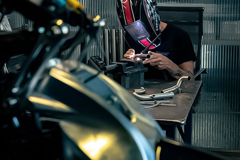 Brough Superior | ブラフシューペリア : 世界屈指の高級時計ブランド、リシャール・ミルとブラフシューペリアの共演によって誕生した「RMB 01」。二つの頂点が交わり生み出された、唯一無二の美と革新の象徴。