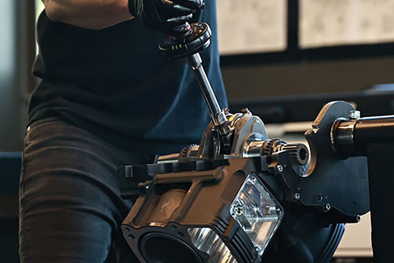 Brough Superior | ブラフシューペリア : 世界屈指の高級時計ブランド、リシャール・ミルとブラフシューペリアの共演によって誕生した「RMB 01」。二つの頂点が交わり生み出された、唯一無二の美と革新の象徴。