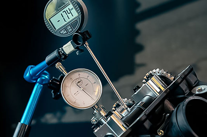 Brough Superior | ブラフシューペリア : 世界屈指の高級時計ブランド、リシャール・ミルとブラフシューペリアの共演によって誕生した「RMB 01」。二つの頂点が交わり生み出された、唯一無二の美と革新の象徴。