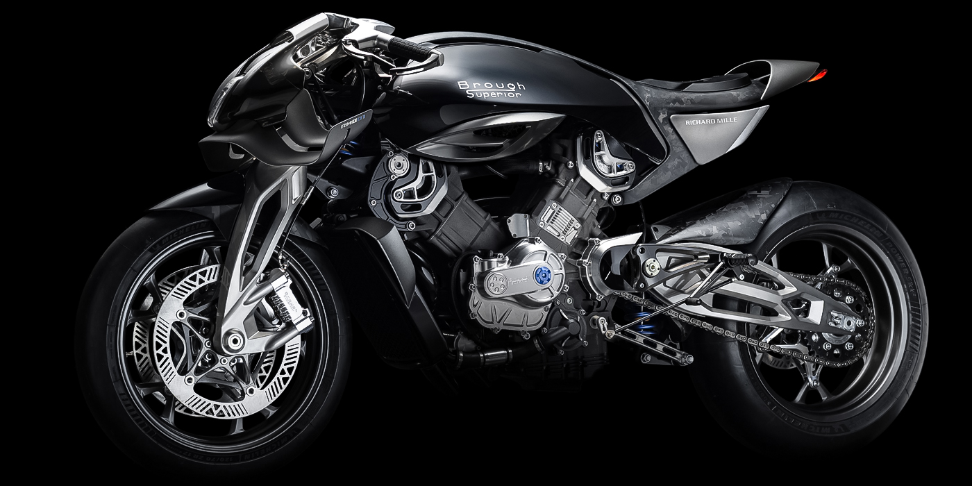 Brough Superior | ブラフシューペリア : 世界屈指の高級時計ブランド、リシャール・ミルとブラフシューペリアの共演によって誕生した「RMB 01」。二つの頂点が交わり生み出された、唯一無二の美と革新の象徴。