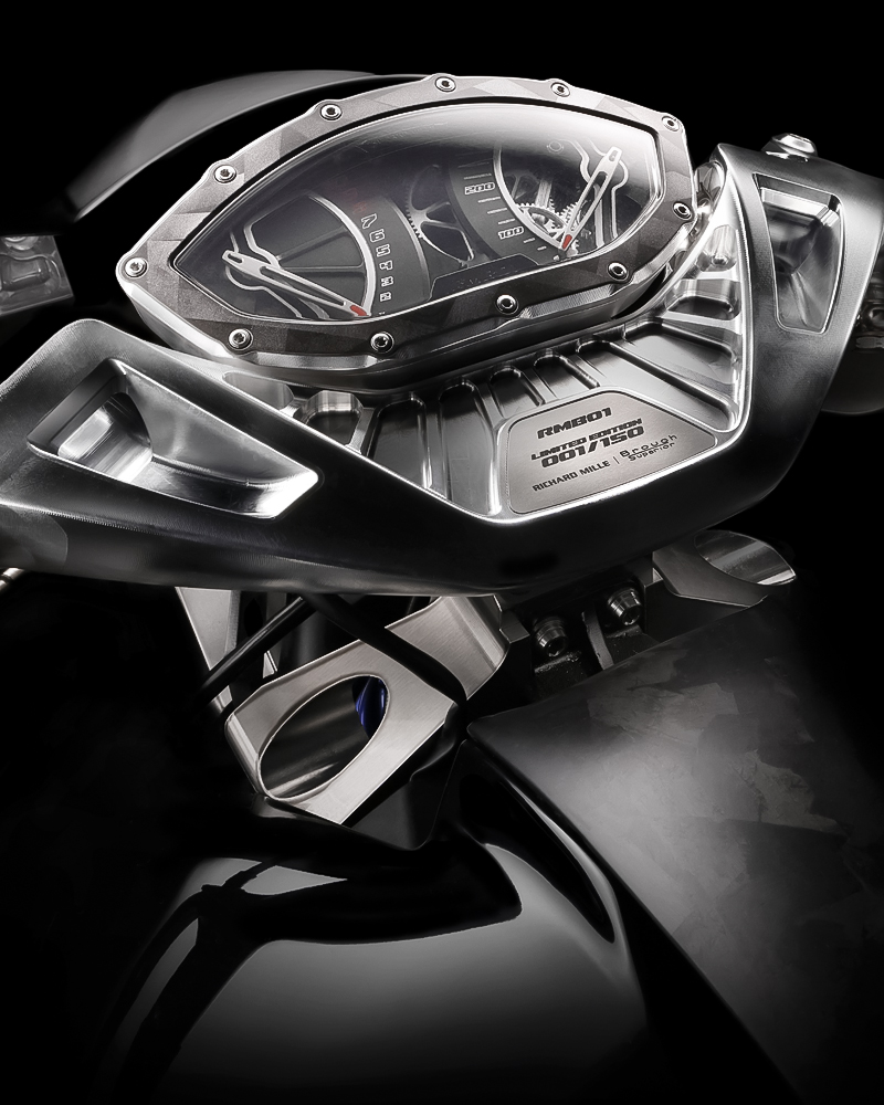 Brough Superior | ブラフシューペリア : 世界屈指の高級時計ブランド、リシャール・ミルとブラフシューペリアの共演によって誕生した「RMB 01」。二つの頂点が交わり生み出された、唯一無二の美と革新の象徴。