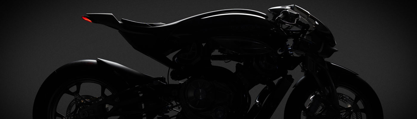 Brough Superior | ブラフシューペリア : 世界屈指の高級時計ブランド、リシャール・ミルとブラフシューペリアの共演によって誕生した「RMB 01」。二つの頂点が交わり生み出された、唯一無二の美と革新の象徴。