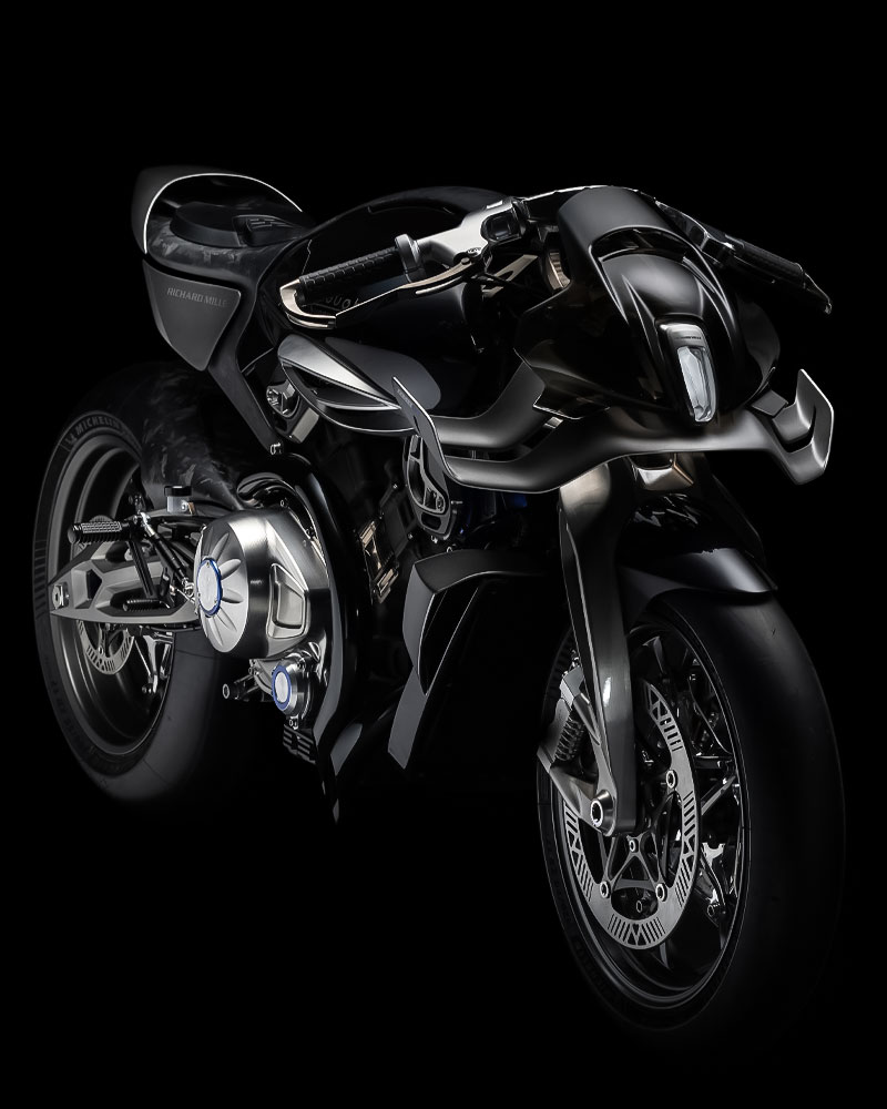 Brough Superior | ブラフシューペリア : 世界屈指の高級時計ブランド、リシャール・ミルとブラフシューペリアの共演によって誕生した「RMB 01」。二つの頂点が交わり生み出された、唯一無二の美と革新の象徴。