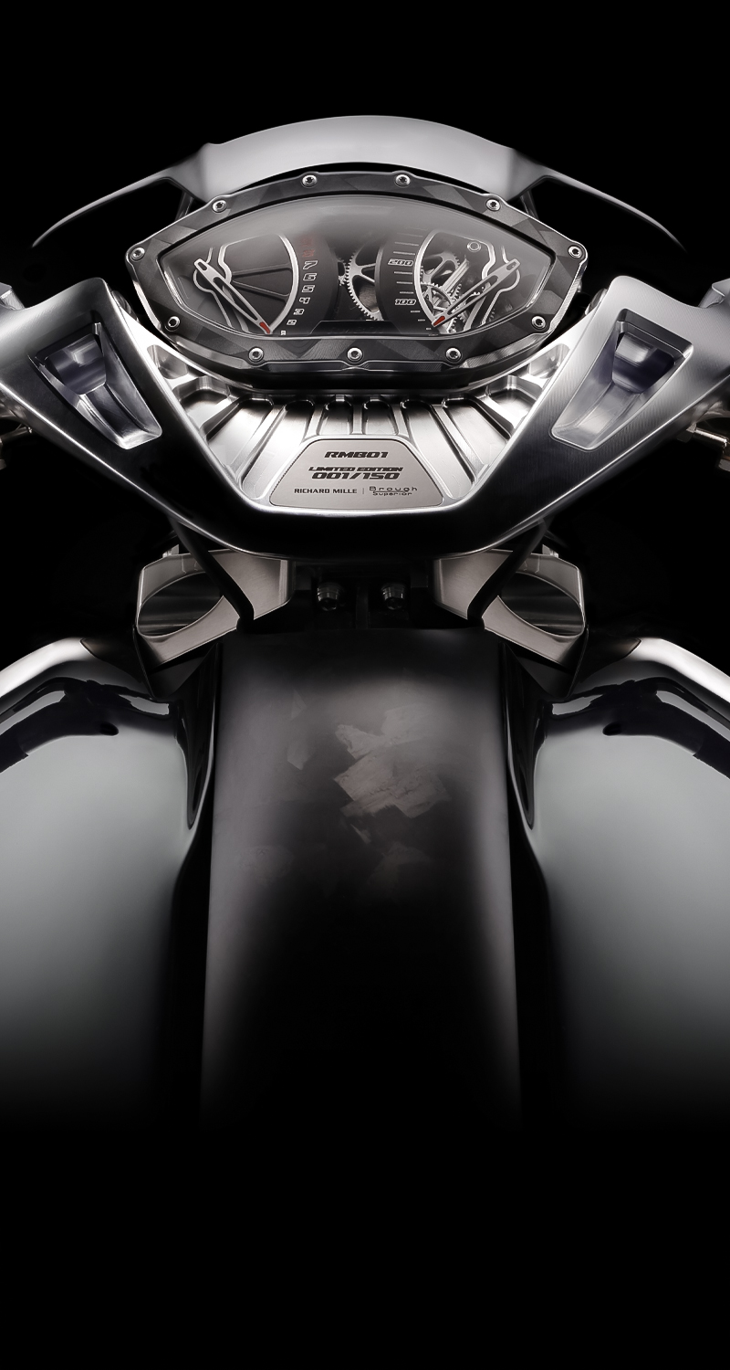 Brough Superior | ブラフシューペリア : 世界屈指の高級時計ブランド、リシャール・ミルとブラフシューペリアの共演によって誕生した「RMB 01」。二つの頂点が交わり生み出された、唯一無二の美と革新の象徴。