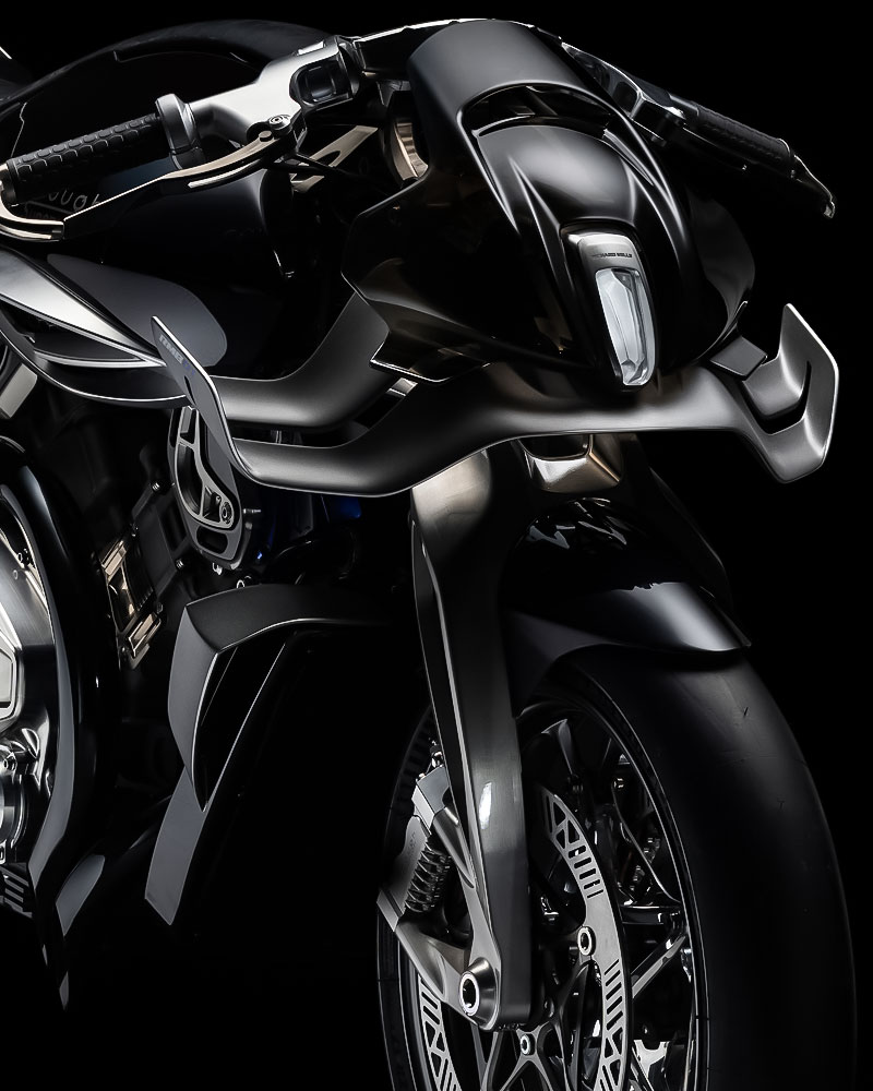 Brough Superior | ブラフシューペリア : 世界屈指の高級時計ブランド、リシャール・ミルとブラフシューペリアの共演によって誕生した「RMB 01」。二つの頂点が交わり生み出された、唯一無二の美と革新の象徴。
