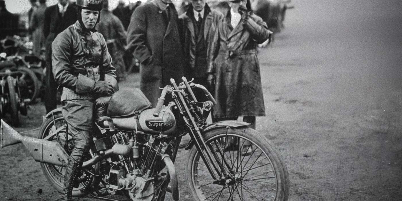 Brough Superior | ブラフシューペリア : S.S.100 バート ル バック。最速の男へのオマージュとして誕生。伝説の速度記録を継承し、速さの美学とクラフトが結晶した特別な一台。